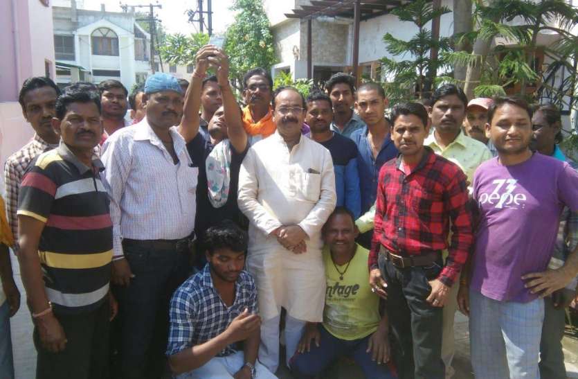 रेलवे के तुगलकी फरमान के खिलाफ हम्मालों ने खोला मोर्चा रेलवे के तुगलकी फरमान के खिलाफ हम्मालों ने खोला मोर्चा