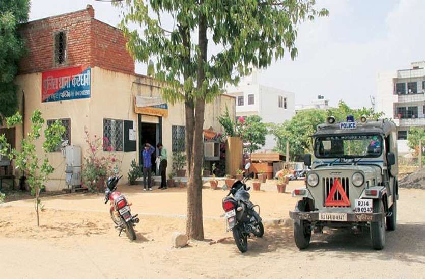 घर से लाखों रुपयों की चोरी, परिचालक का मोबाइल पार घर से लाखों रुपयों की चोरी, परिचालक का मोबाइल पार