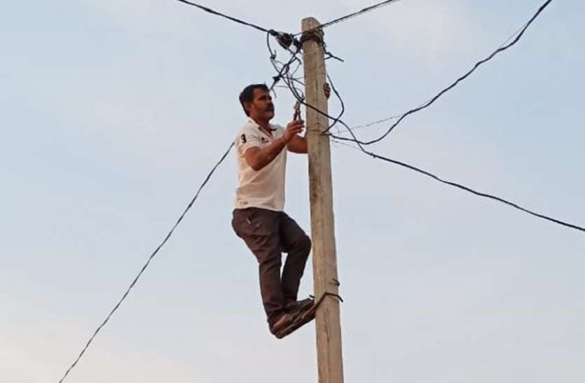 बिजली चोरी करने वालों के काटे कनेक्शन, शिविरों मेंं किया बिलों का संशोधन बिजली चोरी करने वालों के काटे कनेक्शन, शिविरों मेंं किया बिलों का संशोधन