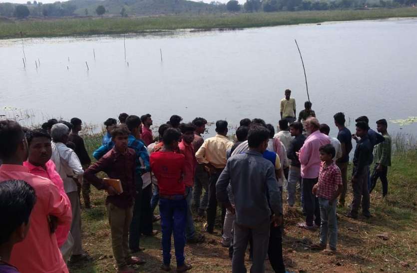 Death of a child due to drowning in a pond सिंघाड़ा के लालच में तालाब में घुसा किशोर, पलटी नाव, बुझा घर का चिराग...