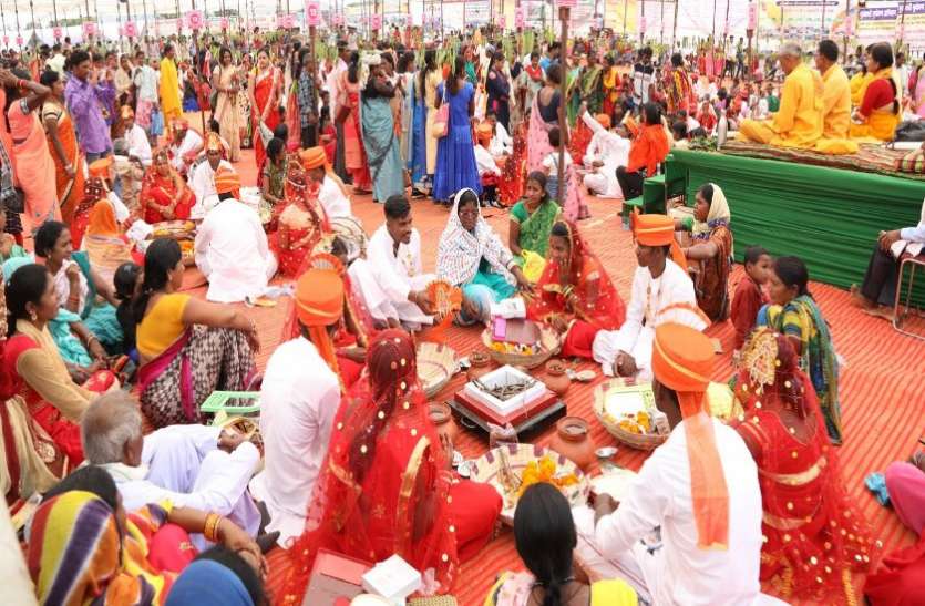 कांकेर में सामूहिक विवाह में 350 जोड़े और दंतेवाड़ा में 300 जोड़े दाम्पत्य सूत्र में बंधे कांकेर में सामूहिक विवाह में 350 जोड़े और दंतेवाड़ा में 300 जोड़े दाम्पत्य सूत्र में बंधे