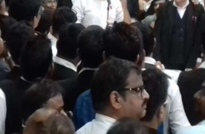 'वकीलों को शीघ्र मिलने वाली हैं कई बड़ी सौगातें' 'वकीलों को शीघ्र मिलने वाली हैं कई बड़ी सौगातें'