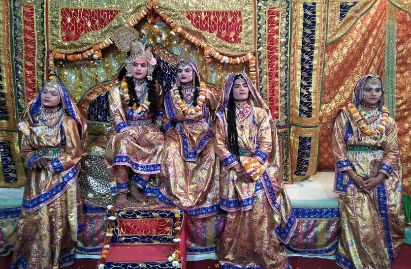 करौली के मदनमोहनजी मंदिर में इन दिनों बिखर रही है बृज की छटा करौली के मदनमोहनजी मंदिर में इन दिनों बिखर रही है बृज की छटा
