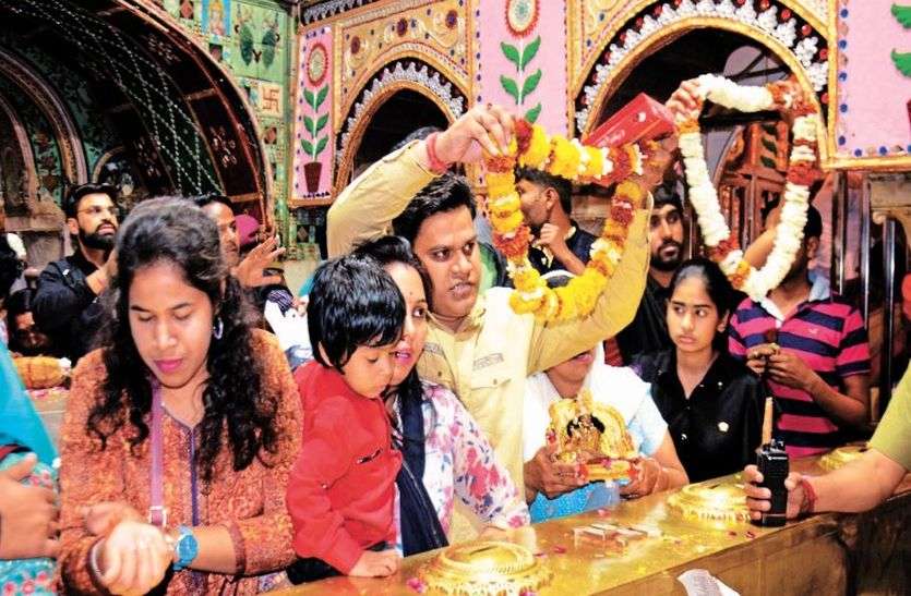 श्याम बाबा के दर्शन कर पश्चिम बंगाल निवासी महिला ने त्यागे प्राण, पद यात्रा कर पहुंची थी श्याम दरबार पश्चिम बंगाल निवासी महिला ने श्याम बाबा के दर्शन कर त्यागे प्राण, पद यात्रा कर पहुंची थी श्याम दरबार