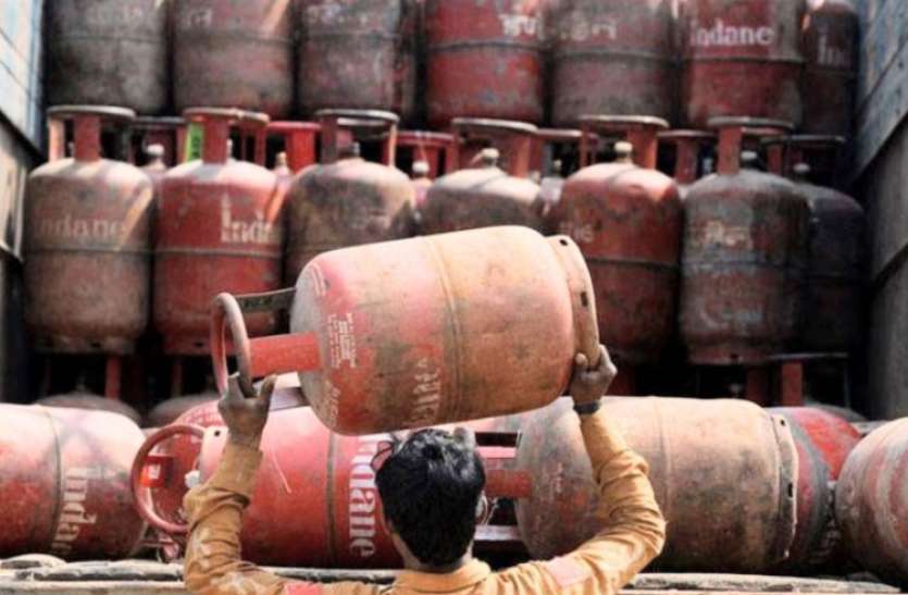 lpg-cylinder_1541072715.jpeg LPG Price: होली से पहले आम लोगों को बड़ी राहत, गैस सिलेंडर के दाम 52 रुपए हुए कम