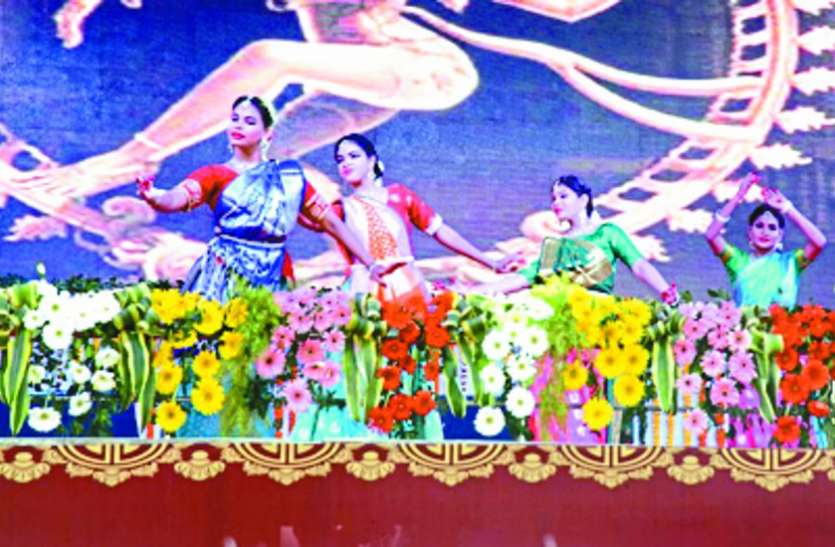 आयकर छापे का मैनपाट महोत्सव पर भी असर, नहीं आए सीएम आयकर छापे का मैनपाट महोत्सव पर भी असर, नहीं गए सीएम