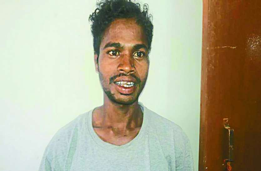 पुलिस के पास पहुंचा माओवादी, बोला- साथी मुझे जनअदालत लगाकर मारना चाहते थे पुलिस के पास पहुंचा माओवादी, बोला- साथी मुझे जनअदालत लगाकर मारना चाहते थे