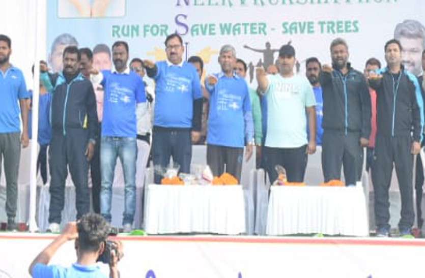 महापौर के साथ खिलाडिय़ों, स्कूली छात्र-छात्राओं समेत सैकड़ों लोगों ने ली स्वच्छता की शपथ महापौर के साथ खिलाडिय़ों, स्कूली छात्र-छात्राओं समेत सैकड़ों लोगों ने ली स्वच्छता की शपथ
