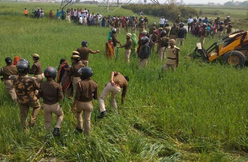 Lathicharge किसानों पर हुआ लाठीचार्ज, खड़ी फसल पर जेसीबी चलाए जाने का कर रहे थे विरोध