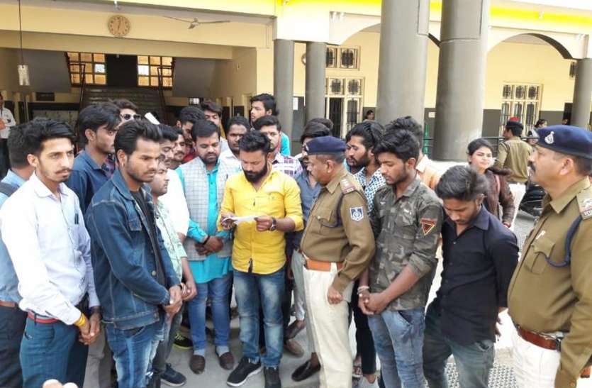 अखिल भारतीय विद्यार्थी परिषद ने जैन स्कूल के सामने धरना देकर किया विरोध प्रदर्शन अखिल भारतीय विद्यार्थी परिषद ने जैन स्कूल के सामने धरना देकर किया विरोध प्रदर्शन