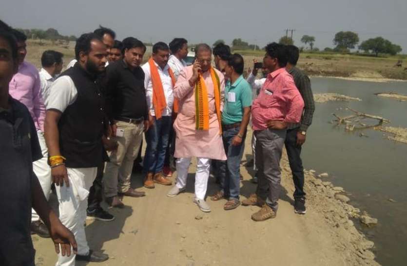 मोदी सरकार गंगाजल बांट रही, कांग्रेस प्रदेश में शराब की दुकानें खोल रही-सांसद मोदी सरकार गंगाजल बांट रही, कांग्रेस प्रदेश में शराब की दुकानें खोल रही-सांसद