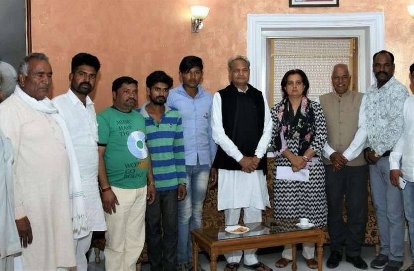 victims of Karanu case करणू प्रकरण के पीडि़त युवकों को ढाई-ढाई लाख की आर्थिक सहायता व संविदा पर नौकरी