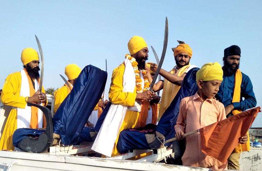 धुवांकला गुरुद्वारा पहुंची नगर कीर्तन यात्रा, देश-प्रदेश से आई हजारों संगते धुवांकला गुरुद्वारा पहुंची नगर कीर्तन यात्रा, देश-प्रदेश से आई हजारों संगते