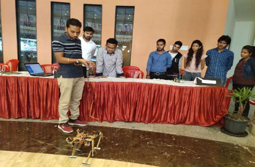 , इंजीनियरिंग स्टूडेंट्स की सोच पर बने मॉडल देख चकित हुए लोग
