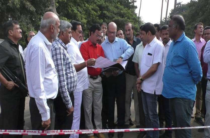 Drm visit: डीआरएम के आश्वासन पर फिदा हो गए लोग Drm visit: डीआरएम के आश्वासन पर फिदा हो गए लोग
