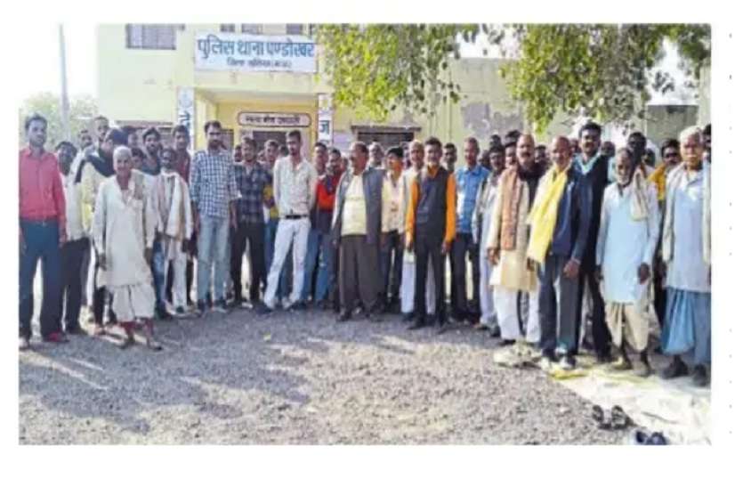 datia district village people demand for pandokhar sarkar arrest पंडोखर सरकार समेत साथियों की गिरफ्तारी के लिए थाने पर प्रदर्शन , दस गांव के लोग पहुंचे थाने
