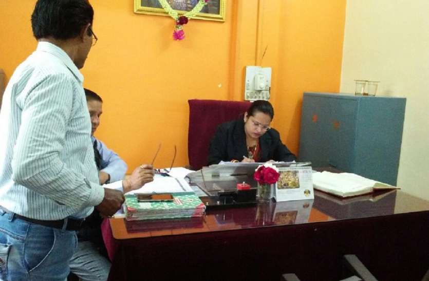 प्रभारी सीएमओ पीएचई कार्यालय पहुंची, पंप ऑपरेटर्स का किया वेरिफिकेशन प्रभारी सीएमओ पीएचई कार्यालय पहुंची, पंप ऑपरेटर्स का किया वेरिफिकेशन
