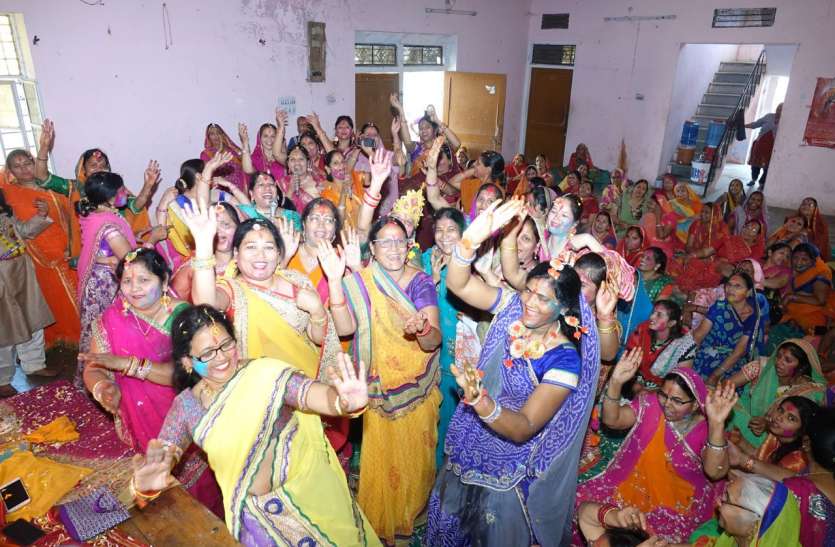फागोत्सव में भजनों पर जमकर झूमी महिलाएं फागोत्सव में भजनों पर जमकर झूमी महिलाएं