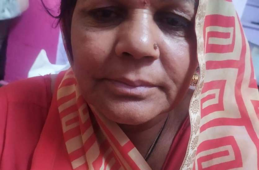 फोटो खिंचवाने के लिए रखा था जेवर से भरा बैग, ले उड़े चोर फोटो खिंचवाने के लिए रखा था जेवर से भरा बैग, ले उड़े चोर