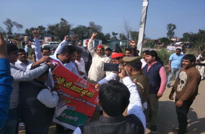 photo6257853512067164389.jpg Shamli: सीएम योगी के पहुंचने से पहले सपा कार्यकर्ताओं ने जमकर किया प्रदर्शन, पुलिस पर लगाए गंभीर आरोप