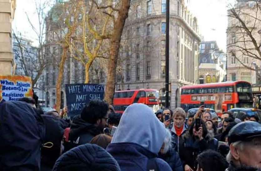 Protest In London Against CAA दिल्ली हिंसा पर ब्रिटेन में विरोध-प्रदर्शन, गृहमंत्री अमित शाह का मांगा इस्तीफा