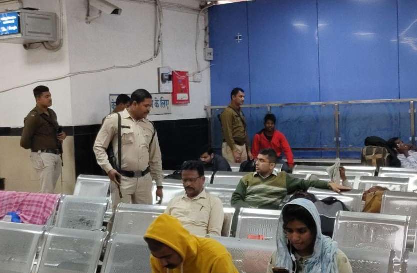 राष्ट्रपति की सुरक्षा को लेकर अलर्ट रेलवे स्टेशन सहस्त्रबल जवानों का पहरा हो रही चेकिंग राष्ट्रपति की सुरक्षा को लेकर अलर्ट रेलवे स्टेशन सहस्त्रबल जवानों का पहरा हो रही चेकिंग
