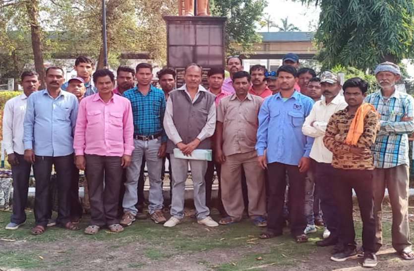 पीएचई के श्रमिकों को पांच माह से नहीं मिला वेतन, आर्थिक तंगी, सौंपा ज्ञापन पीएचई के श्रमिकों को पांच माह से नहीं मिला वेतन, आर्थिक तंगी, सौंपा ज्ञापन