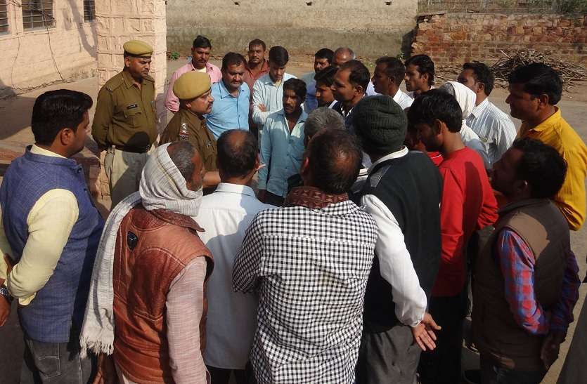 रूपवास में जाम लगाने का प्रयास, ग्रामीण शव भरतपुर लेकर पहुंचे रूपवास में जाम लगाने का प्रयास, ग्रामीण शव भरतपुर लेकर पहुंचे