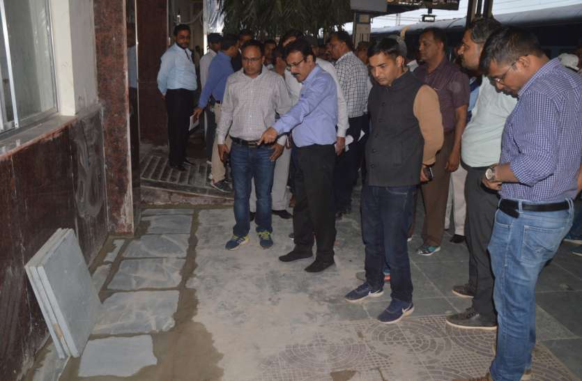 DRM inspected rewa railway station डीआरएम ने रेलवे स्टेशन का किया निरीक्षण,प्लेटफार्म पर खुली पाइप देख जताई नाराजगी