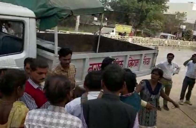 Woman caught collar of municipal employee, created ruckus महिला ने ननिकर्मी की पकड़ी कालर, वाहन से उतार ली जब्त सामग्री, बैरंग लौटा दल