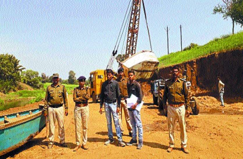 Five boats and one hyva seized in illegal sand mining रेत के अवैध उत्खनन में लगी पांच नाव और एक हाइवा जब्त