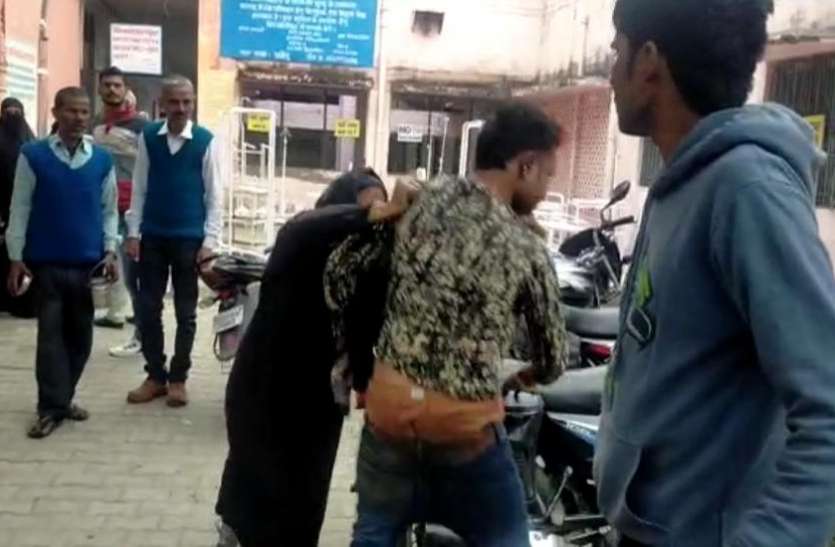 screenshot_from_2020-03-01_15-48-41.jpg शराबी दामाद की महिला ने चप्पलों से की धुनाई, मंजर देख लोग भी रह गए हैरान