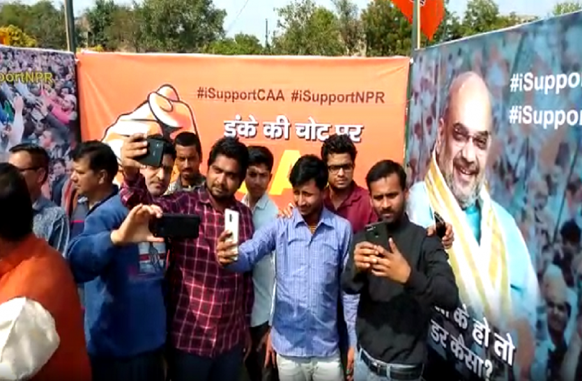 selfi.png भाजपा वधायक सुनील शर्मा ने होली मिलन समारोह के लिए बनाया सेल्फी प्वाइंट, चारों तरफ हो रही है चर्चा
