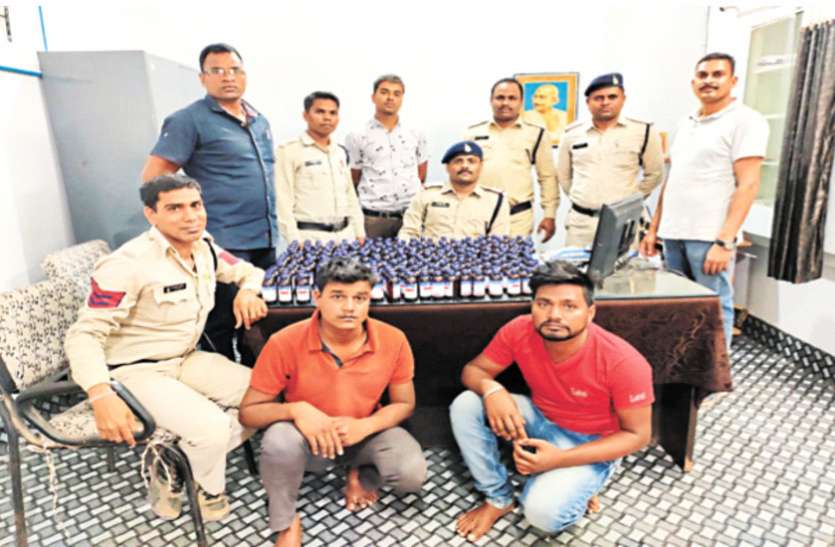 नशीली सिरप खपाने जा रहे दो आरोपी गिरफ्तार, पुलिस ने जप्त किया 240 शीशी माल नशीली सिरप खपाने जा रहे दो आरोपी गिरफ्तार, पुलिस ने जप्त किया 240 शीशी माल