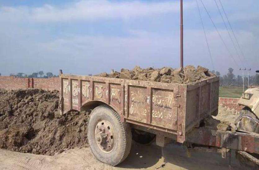 मासूमों के भोजन तक पहुंच रही है धूल मासूमों के भोजन तक पहुंच रही है धूल