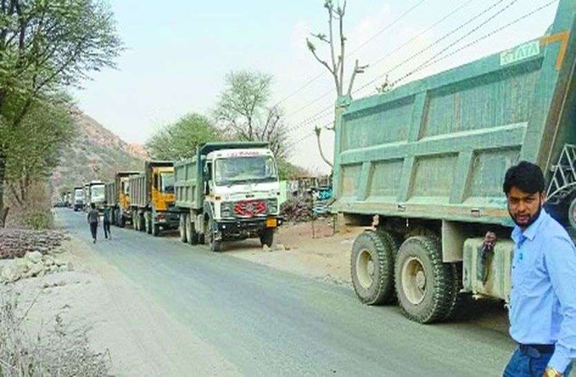 ज्ञान के साथ धूल परोस रहा स्कूल ज्ञान के साथ धूल परोस रहा स्कूल