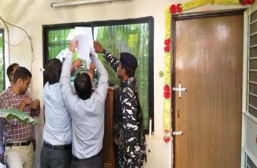 मोदी की निगरानी में छत्तीसगढ़ में हो रही आयकर विभाग की छापेमारी मोदी की निगरानी में छत्तीसगढ़ में हो रही आयकर विभाग की छापेमारी