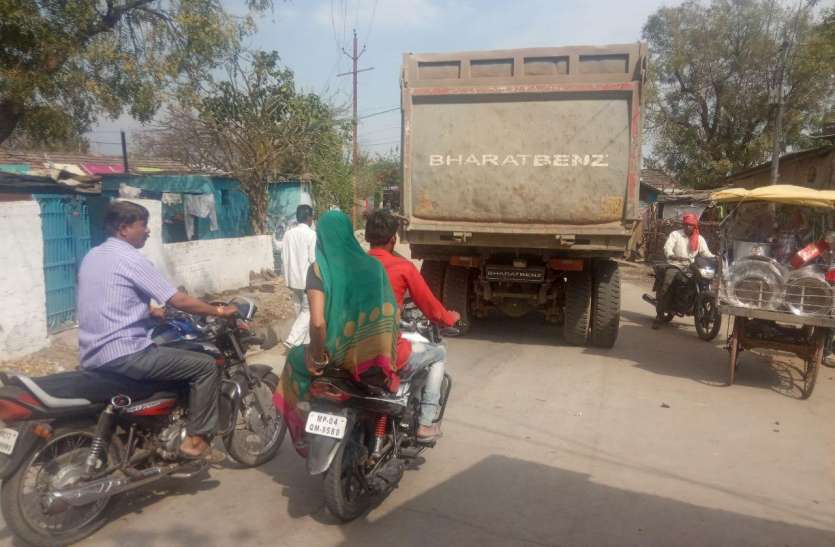 लोडिंग वाहन रहवासी क्षेत्र से निकल रहे लोडिंग वाहन से बड़ा हादसों का खतरा