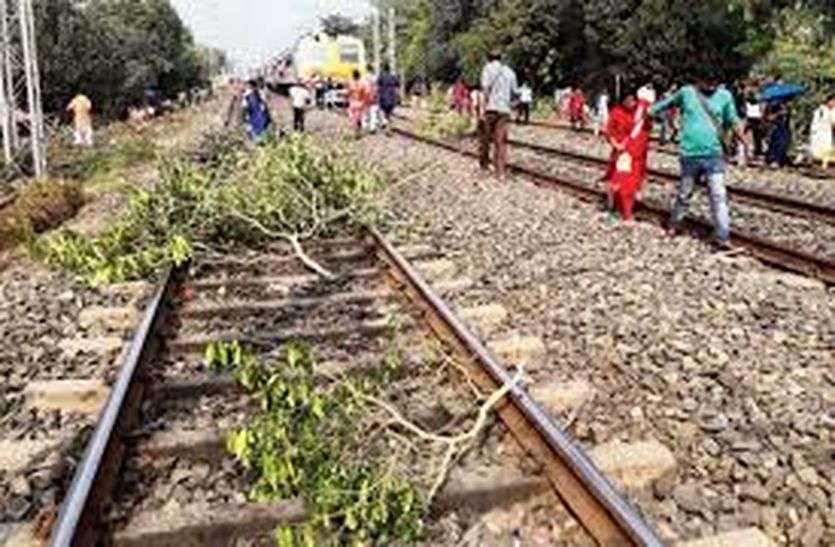 मार्बल नगरी किशनगढ़ में रेलवे ट्रेक पर आवाजाही : मौत की नहीं परवाह मार्बल नगरी किशनगढ़ में रेलवे ट्रेक पर आवाजाही : मौत की नहीं परवाह