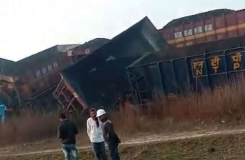 train.jpg NTPC की दो मालगाड़ियों में जबरदस्त भिड़ंत, हादसे में इंजन क्षतिग्रस्त, तीन कर्मचारियों की मौत की खबर