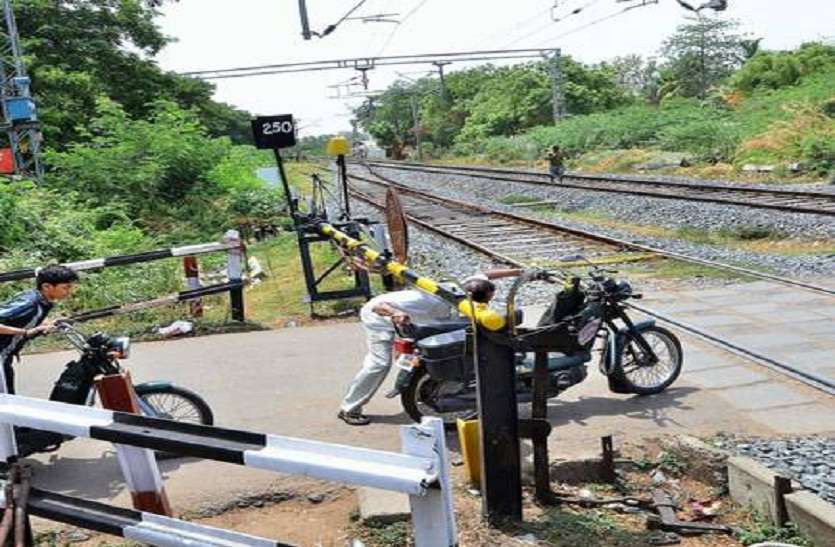 रेलवे सुरक्षा नियमों की अवहेलना की कीमत 3 लोगों को जान देकर चुकानी पड़ी रेलवे सुरक्षा नियमों की अवहेलना की कीमत 3 लोगों को जान देकर चुकानी पड़ी