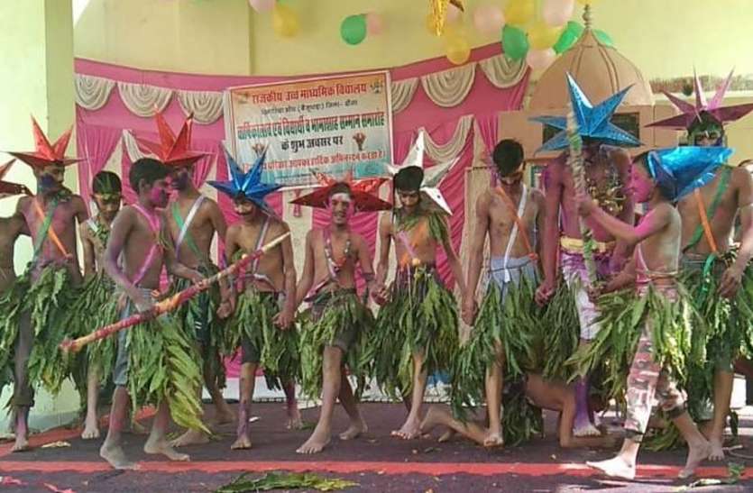 वार्षिकोत्सव में किया आदिवासी नृत्य वार्षिकोत्सव में किया आदिवासी नृत्य
