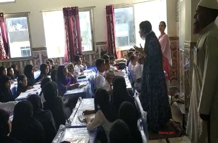 urdu1.jpg उर्दू माध्यम के स्कूलों में दिया हिंदी माध्यम का पेपर