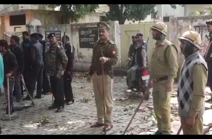 vakeel_hungama.jpg Moradabad: नगर निगम ने तोड़ दिए वकीलों के चैम्बर, वकीलों के पहुंचते ही बुलानी पड़ी फोर्स