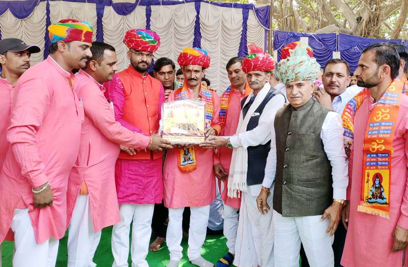 ढोल नगाड़ों के साथ विनायक थाली का आयोजन ढोल नगाड़ों के साथ विनायक थाली का आयोजन