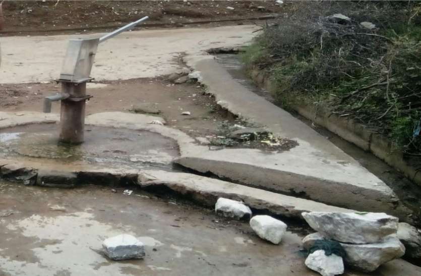 खतरे को न्योता दे रही पानी की टंकी खतरे को न्योता दे रही पानी की टंकी