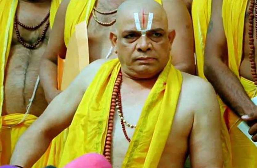 रायपुर पहुंचे ओह माय गॉड के सिद्धेश्वर महाराज, बोले- बापू की जीवनी से मिली आगे बढऩे की प्रेरणा
