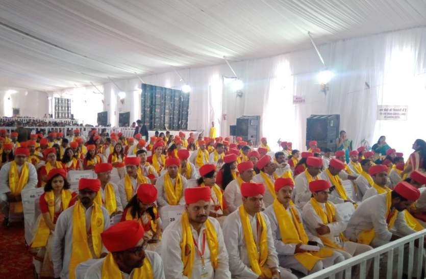 राष्ट्रपति के हाथ से इन होनहारों को मिला गोल्ड मेडल राष्ट्रपति के हाथ से इन होनहारों को मिला गोल्ड मेडल