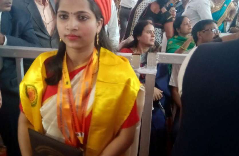 राष्ट्रपति ने डबल गोल्ड मेडलिस्ट क्वीनी को नया नाम दिया, क्वीन सुनकर खुशी से झूम उठी छात्रा राष्ट्रपति ने डबल गोल्ड मेडलिस्ट क्वीनी को नया नाम दिया, क्वीन सुनकर खुशी से झूम उठी छात्रा