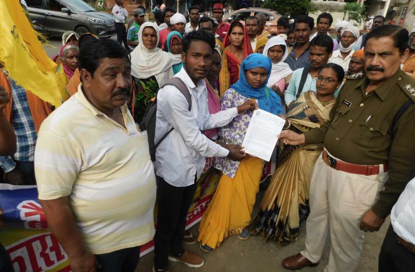 Sir, children are groaning from malnutrition to the house, the officer साहब घर-घर कुपोषण से कराह रहे हैं बच्चे, अफसर कहते हैं बाद में आना...